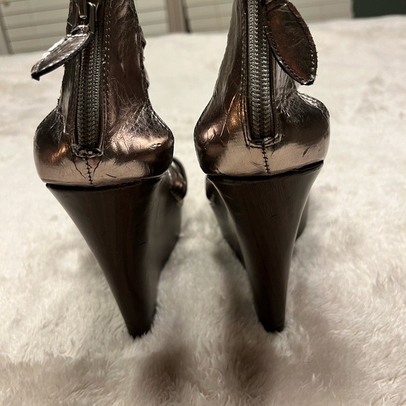 Women’s GLO JEANS Sexy Criss Cross Bronze Metallic High Heel Wedge - Picture 8 of 9